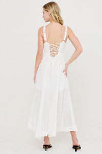 Robe blanche cassé vue de dos, laçage croisé et jupe évasée