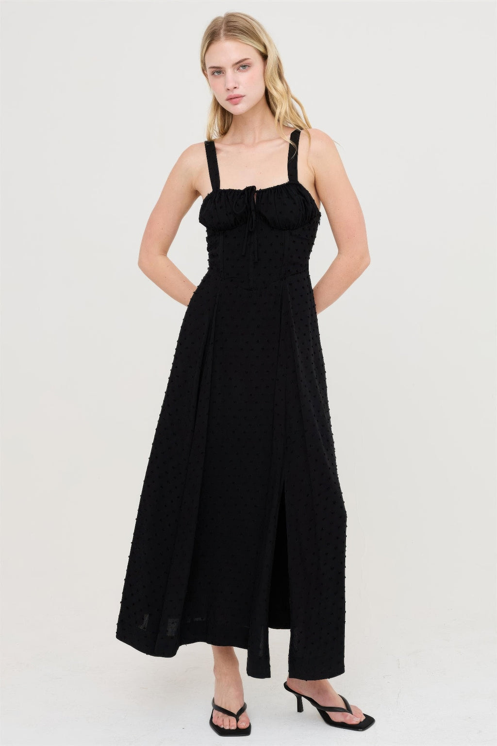 Robe noire à bretelles fines, corsage froncé, jupe mi-longue évasée