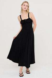 Robe noire à bretelles fines, corsage froncé, jupe évasée mi-longue