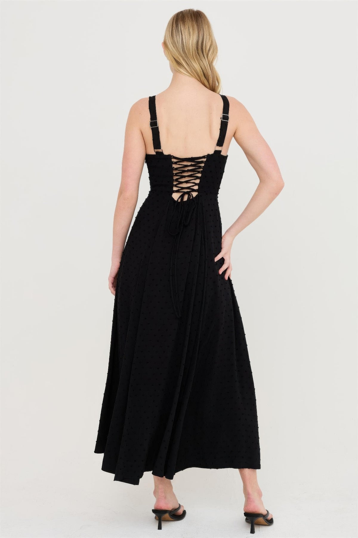 Robe noire à lacets, dos nu à laçage croisé, bretelles et jupe évasée