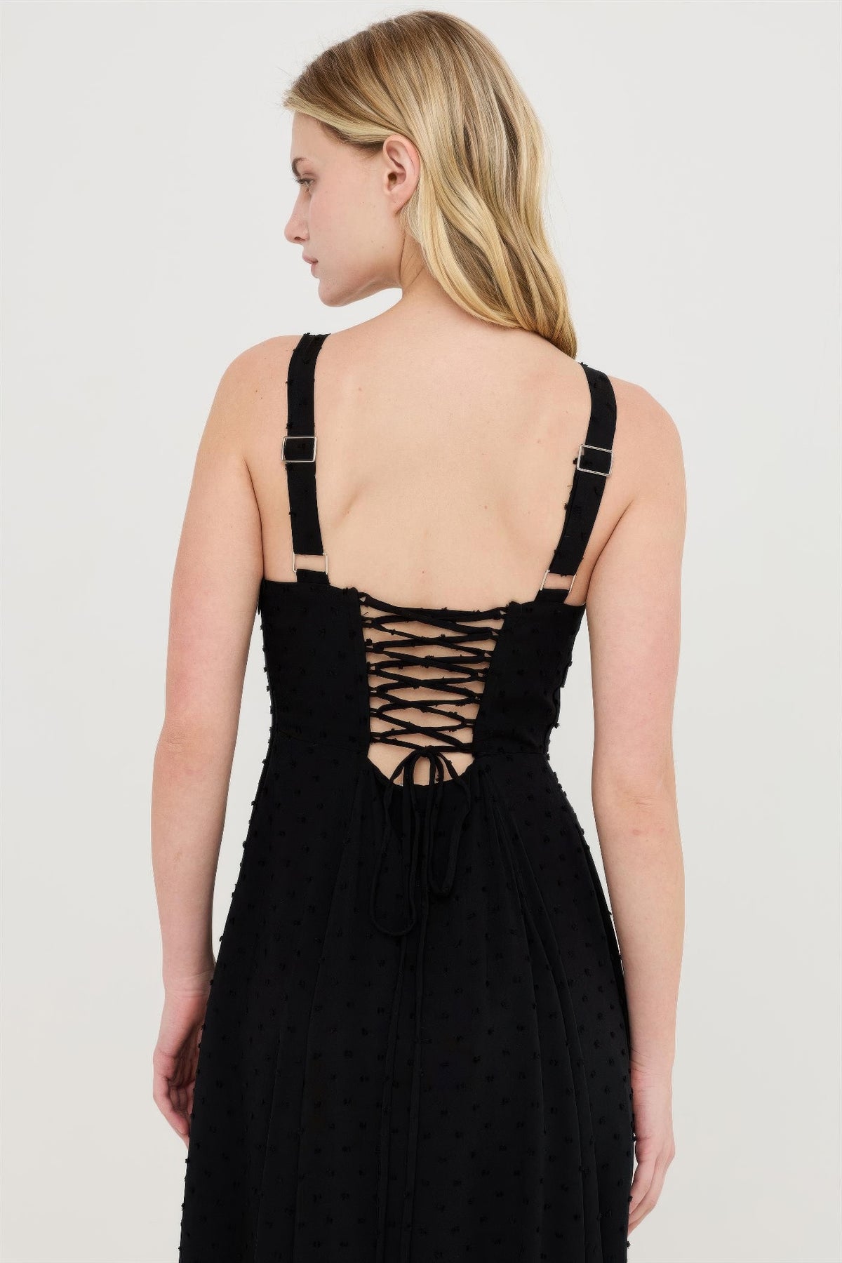 Robe noire à lacets, dos nu avec laçage croisé au buste, bretelles réglables