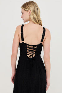 Robe noire à lacets, dos nu avec laçage croisé au buste, bretelles réglables