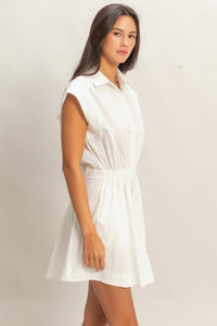 Robe mini blanc cassé sans manches, col chemise et taille froncée, jupe évasée