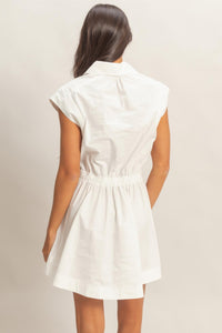 Robe mini blanc cassé dos, sans manches, col chemise et taille froncée