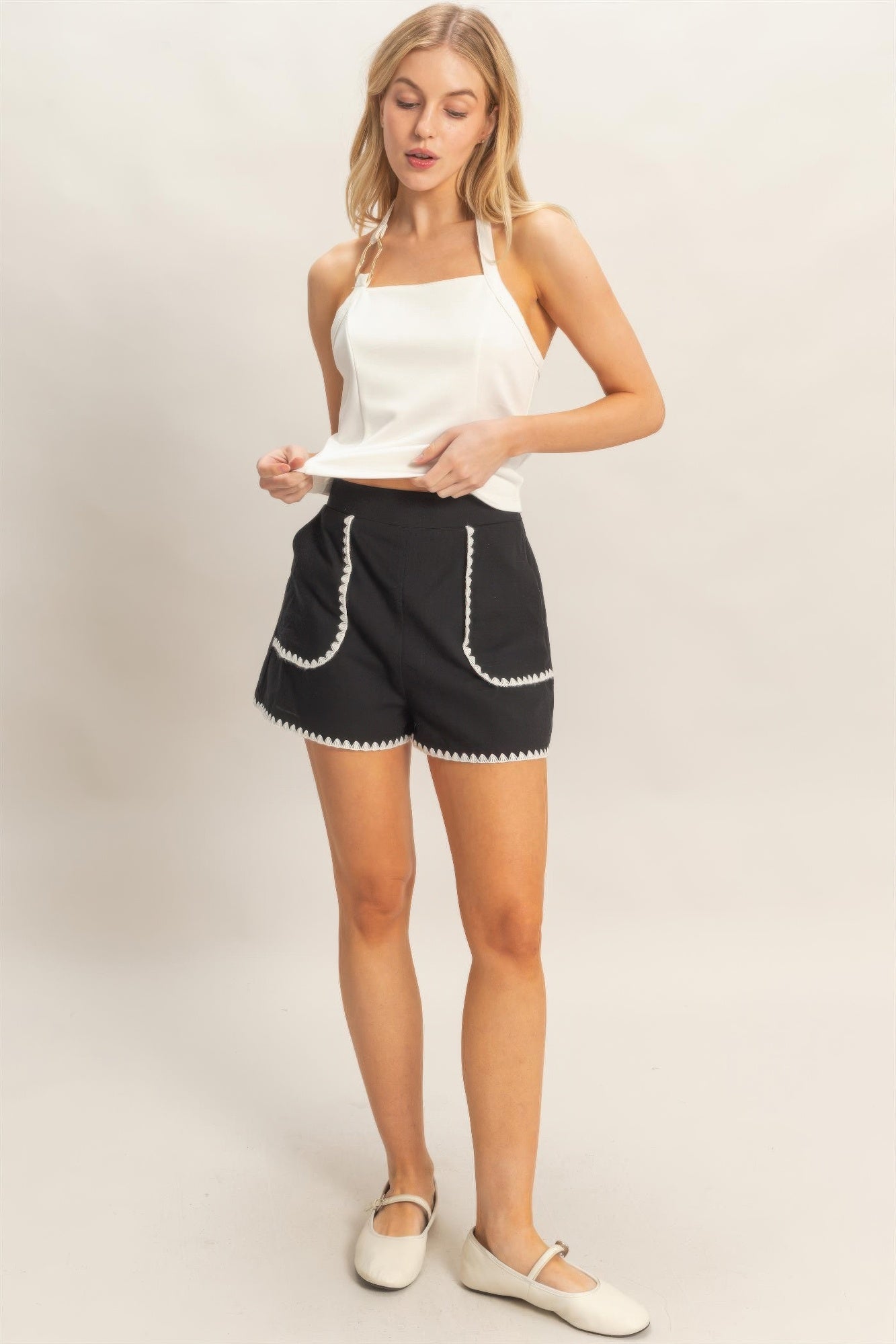 Shorts taille haute noirs avec bordure festonnée blanche et ourlet festonné