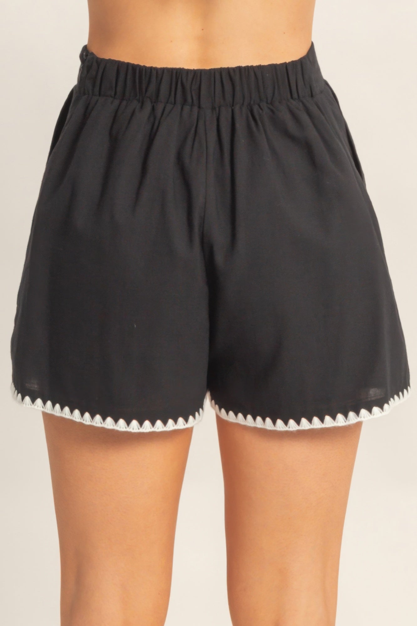 Shorts taille haute noirs avec bord festonné et ourlet à pointes contrastées