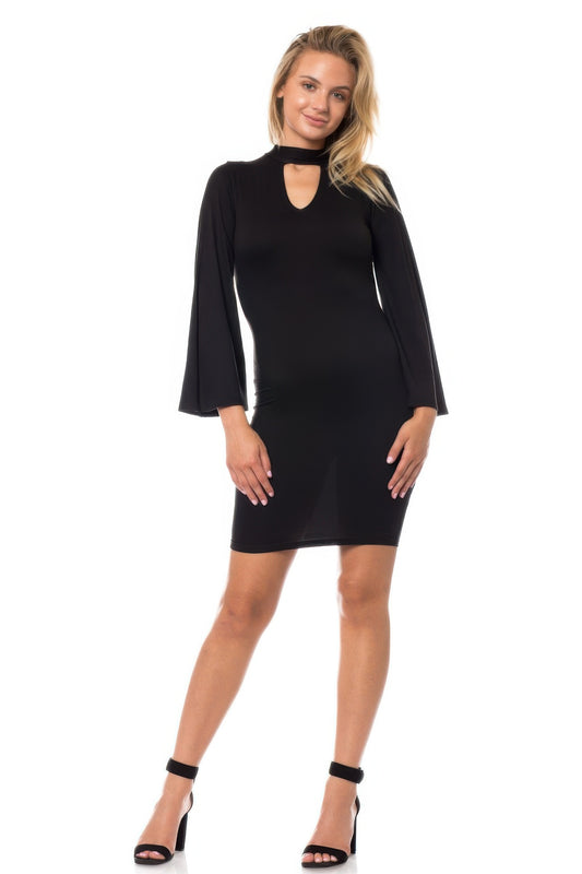 Robe mi-longue noire à encolure fendue, manches trois-quarts évasées