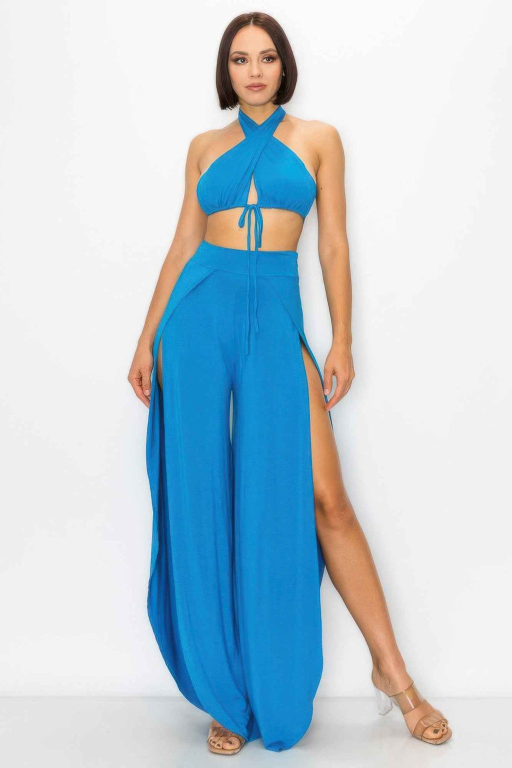 Ensemble deux pièces femme bleu: haut halter noué et pantalon ample à jambes longues.