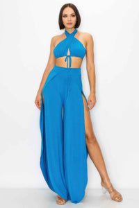 Ensemble deux pièces femme bleu: haut halter noué et pantalon ample à jambes longues.