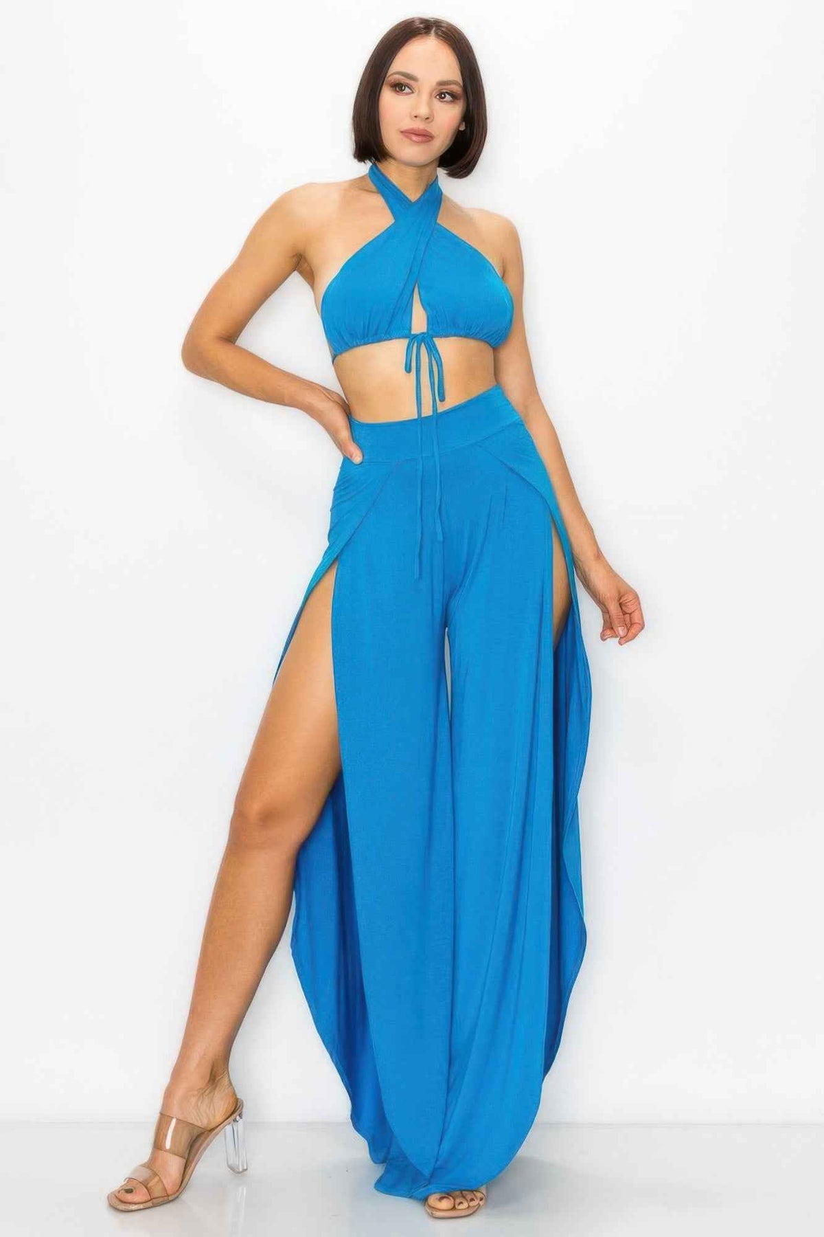 Ensemble deux pièces bleu pour femme: haut halter avec liens et pantalon fluide fendu.