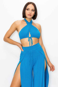Ensemble deux pièces bleu: haut halter échancré et pantalon ample long avec fente.