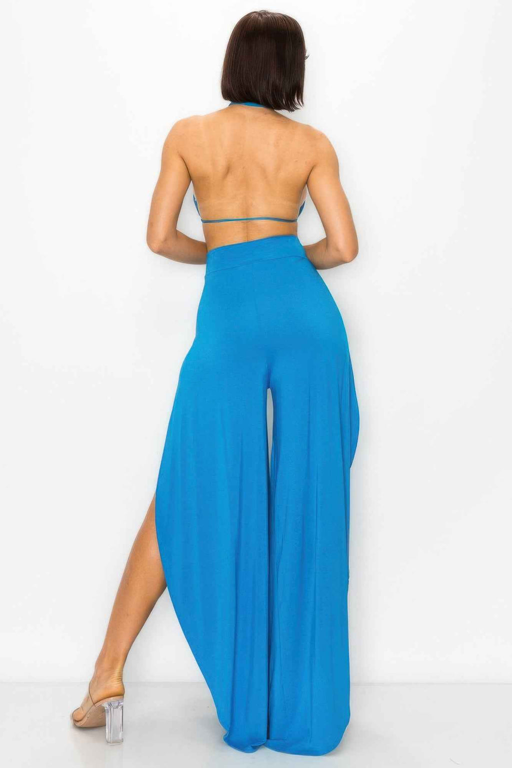 Ensemble deux pièces bleu pour femme: dos nu avec liens et pantalon ample évasé.