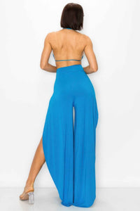 Ensemble deux pièces bleu pour femme: dos nu avec liens et pantalon ample évasé.
