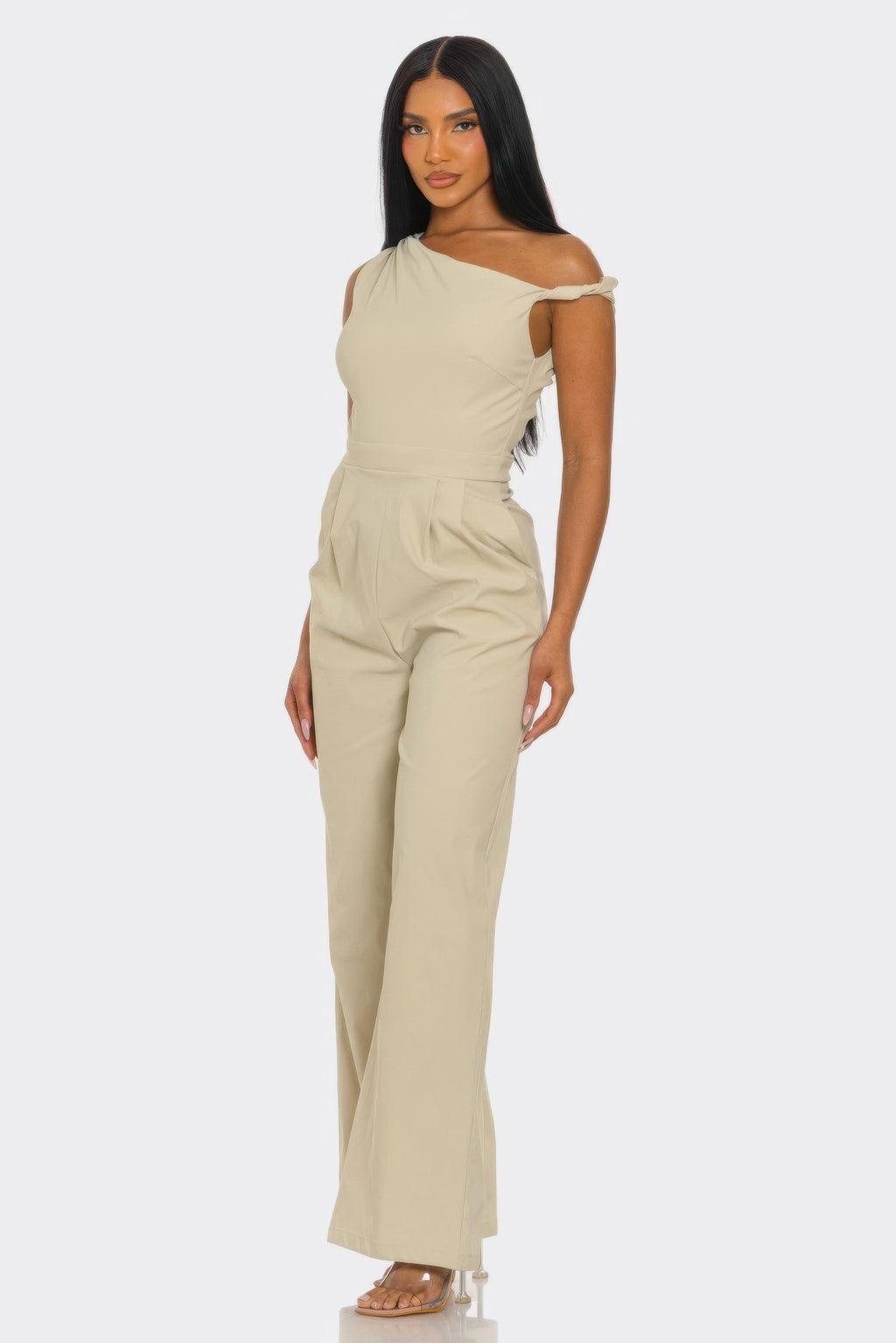 Combinaison femme une épaule beige, buste ajusté et pantalon évasé