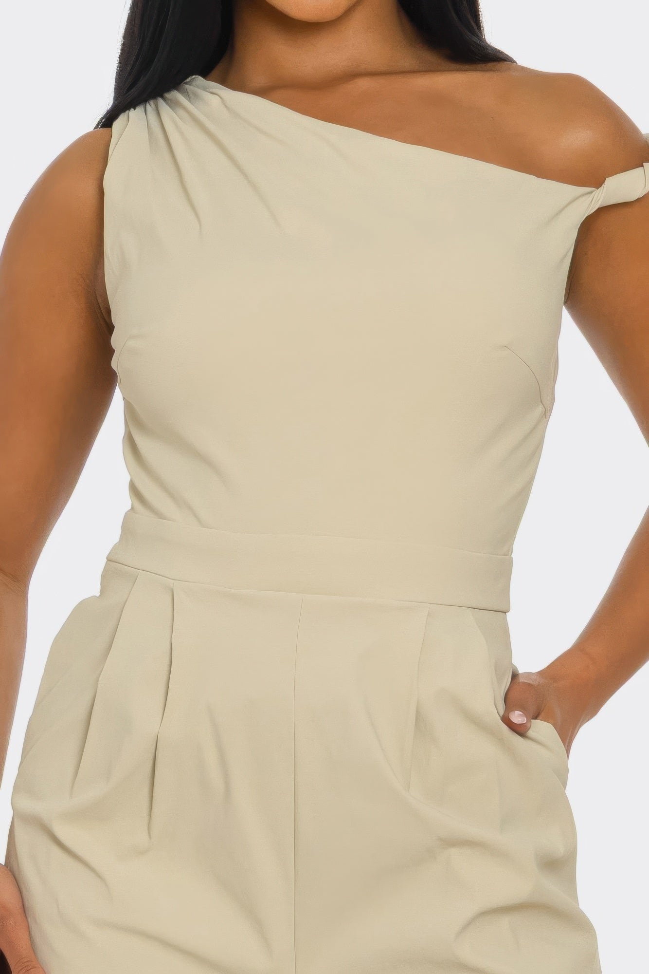 Combinaison une épaule beige, taille cintrée et plis devant