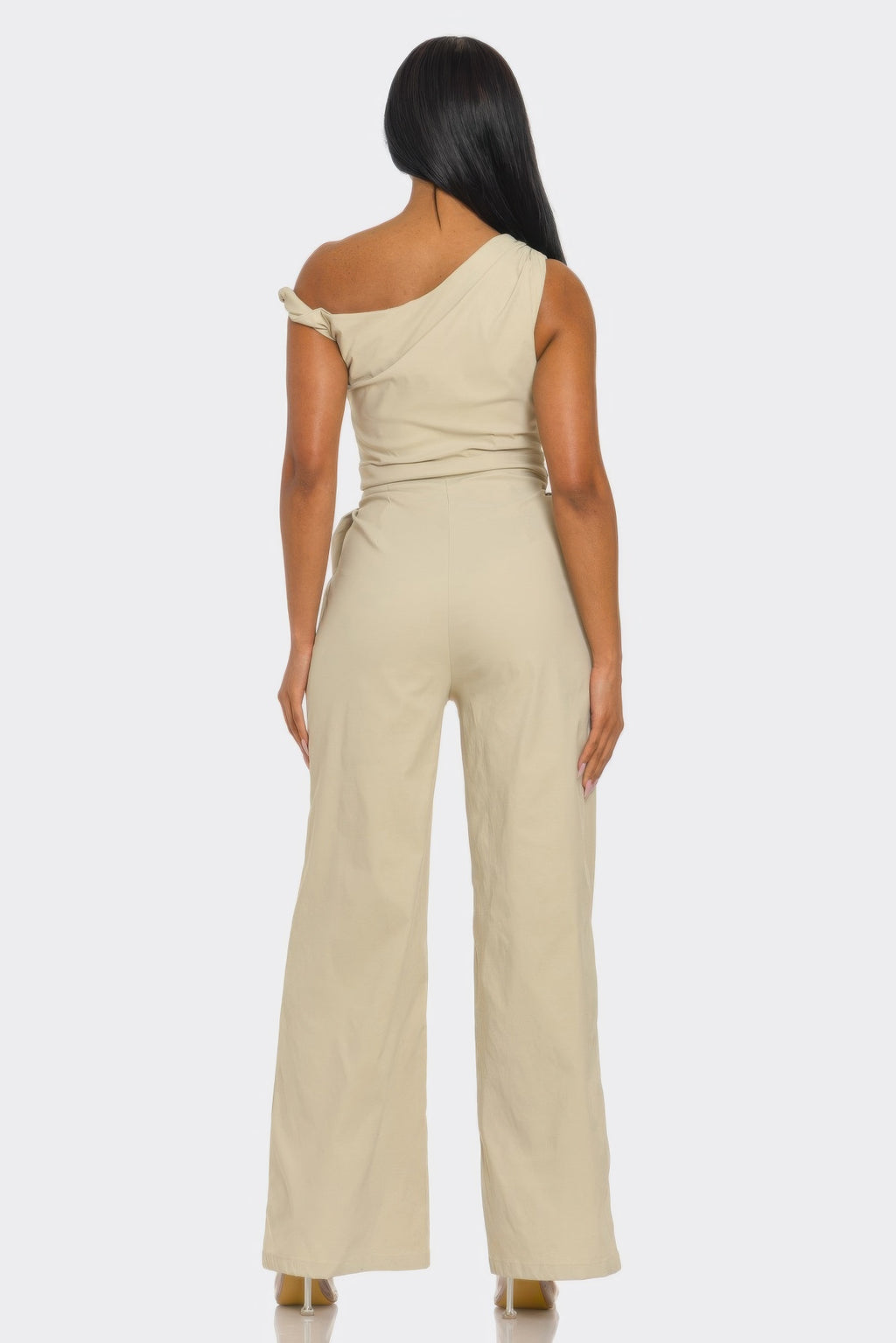 Combinaison une épaule beige, dos nu partiel et jambes larges