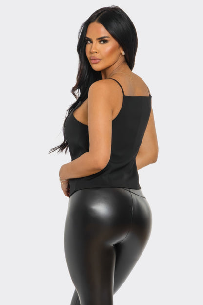 Haut corset noir à bretelles fines, dos partiellement visible