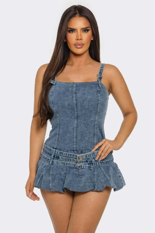 Robe combinaison en jean bleu, bretelles et volant bas, ceinture