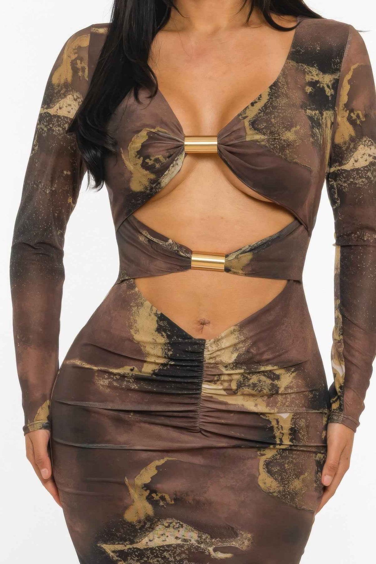 Robe moulante marron à motif marbre, buste avec anneaux dorés et décolleté plongeant