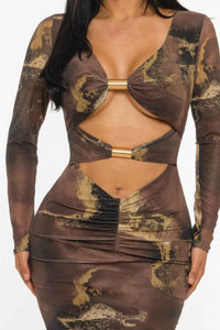 Robe moulante marron à motif marbre, buste avec anneaux dorés et décolleté plongeant