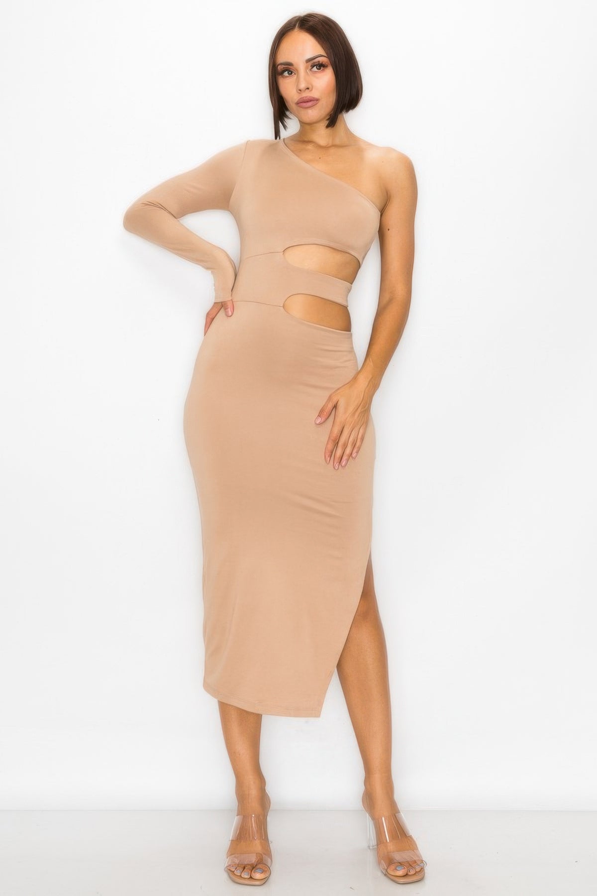 Robe midi beige à découpes au buste, encolure asymétrique, fente au bas