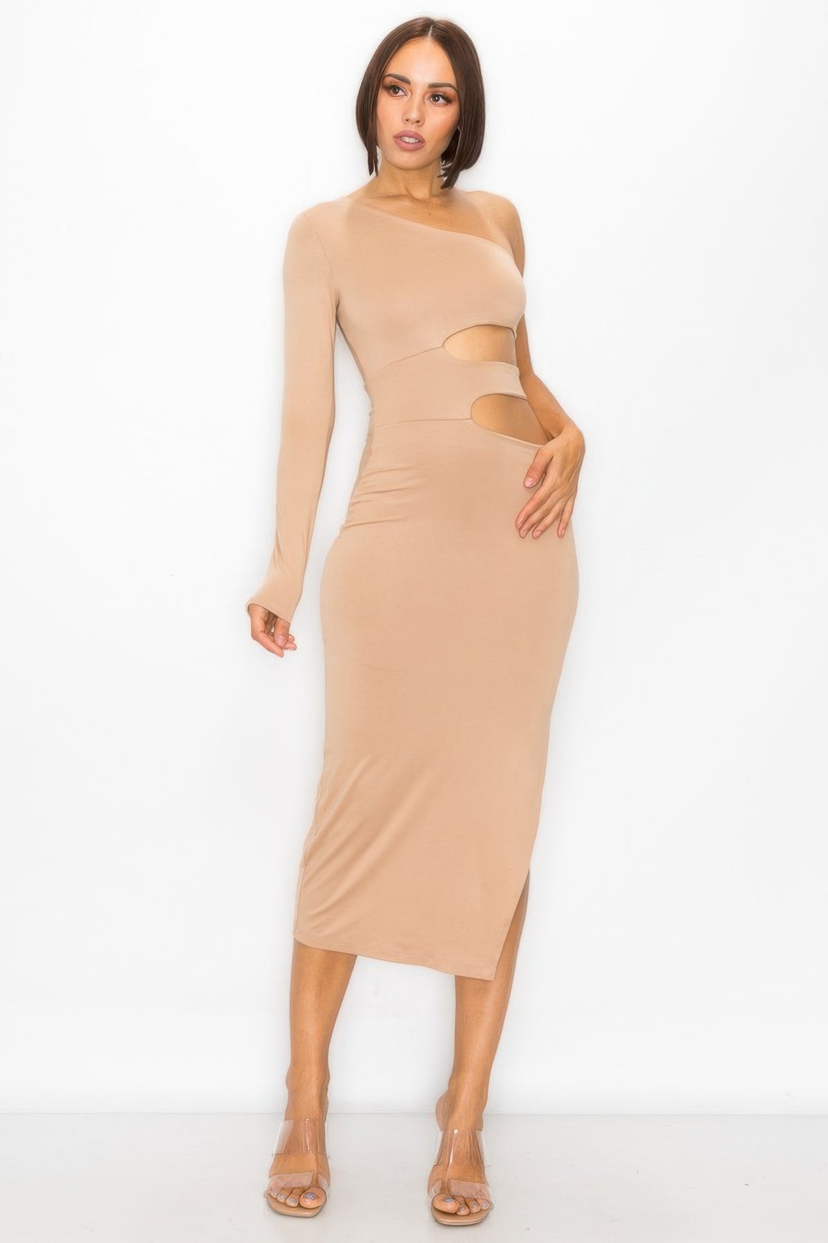 Robe midi beige à découpes buste, encolure asymétrique, fente latérale