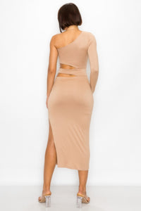 Robe midi beige au dos, découpes à la taille, fente latérale