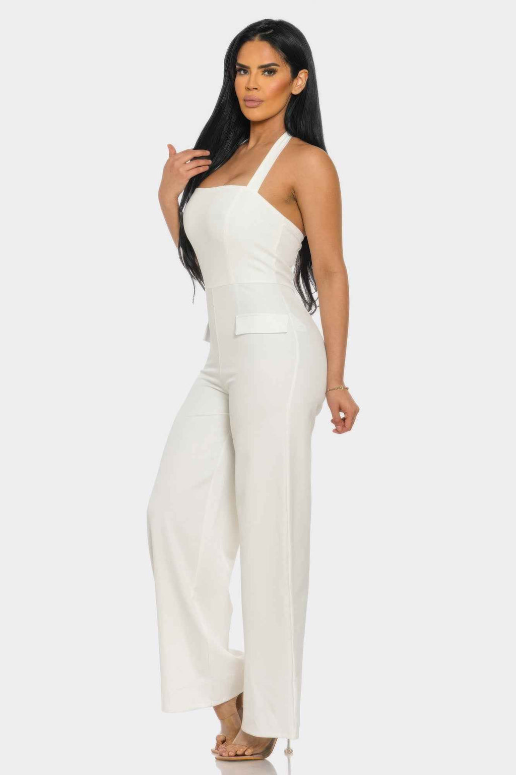 Combinaison blanche halter, encolure carrée, jambes larges et poches plaquées
