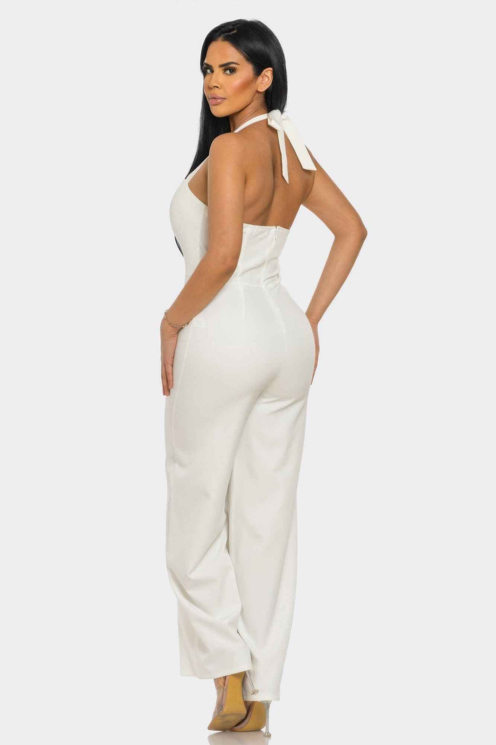 Combinaison blanche dos ouvert halter, pantalon ample, encolure carrée