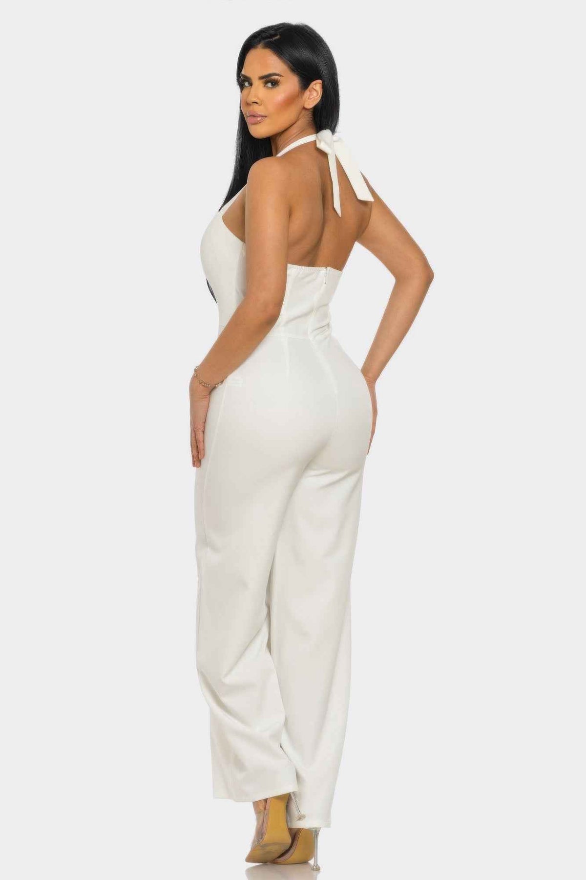 Combinaison blanche dos ouvert halter, pantalon ample, encolure carrée