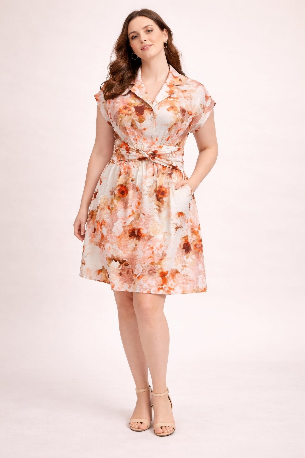 Robe chemise imprimé floral orange et brun, col et ceinture, manches courtes, poches