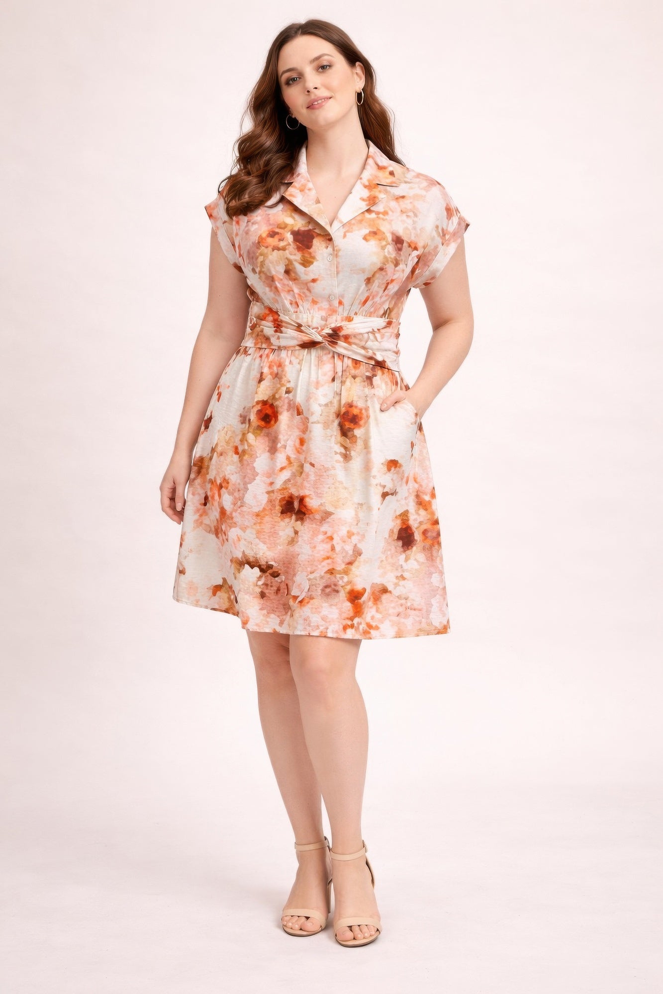 Robe chemise imprimé floral orange et brun, col et ceinture, manches courtes, poches