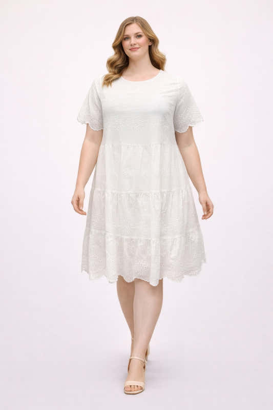 Robe blanche grande taille en broderie anglaise, manches courtes et volants échelonnés