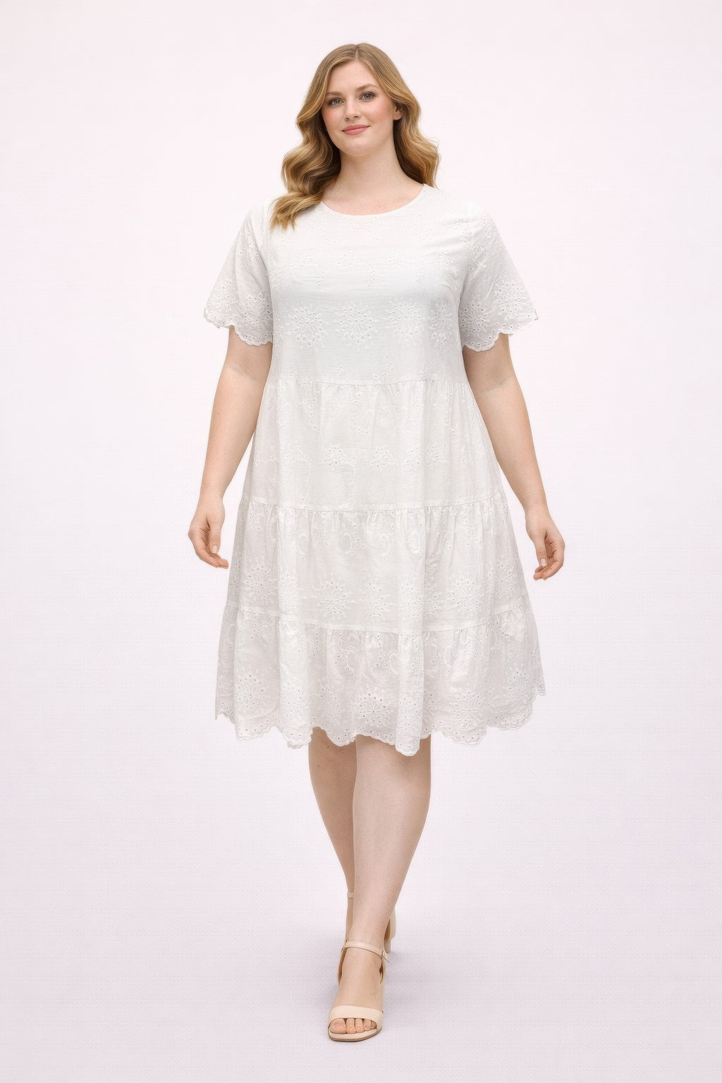 Robe blanche grande taille en broderie anglaise, manches courtes et volants échelonnés