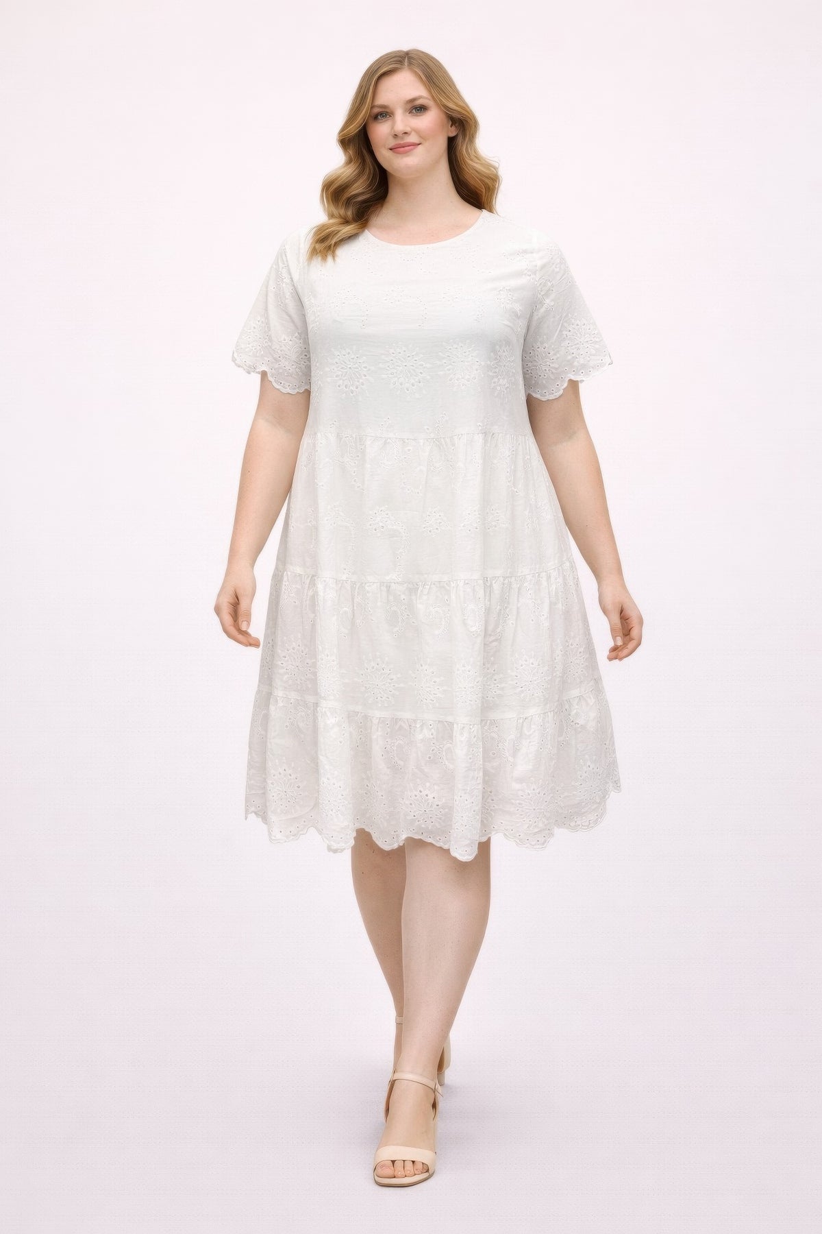 Robe blanche grande taille en broderie anglaise, manches courtes et volants échelonnés