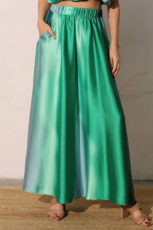 Pantalon satin ombré jambes extra larges femme - dégradé aqua vert émeraude vue face
CC60708SI.jpg	Pantalon satin ombré wide leg femme - vue silhouette côté dégradé aqua émeraude
CC60708SI1.jpg	Pantalon satin ombré femme - vue dos silhouette jambes larges fluides
CC60708SI2.jpg	Pantalon satin ombré extra wide leg - détail ceinture élastique et tombé du tissu
CC60708SI3.jpg	Pantalon satin ombré femme - détail tissu satiné brillant dégradé vert émeraude
