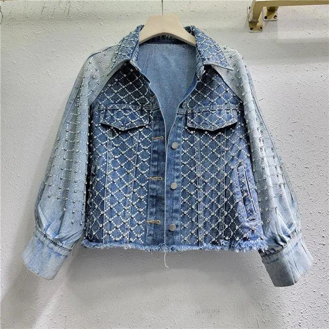 Veste en jean bleu claire ornée de strass, poches à rabat et boutons, vue sur cintre