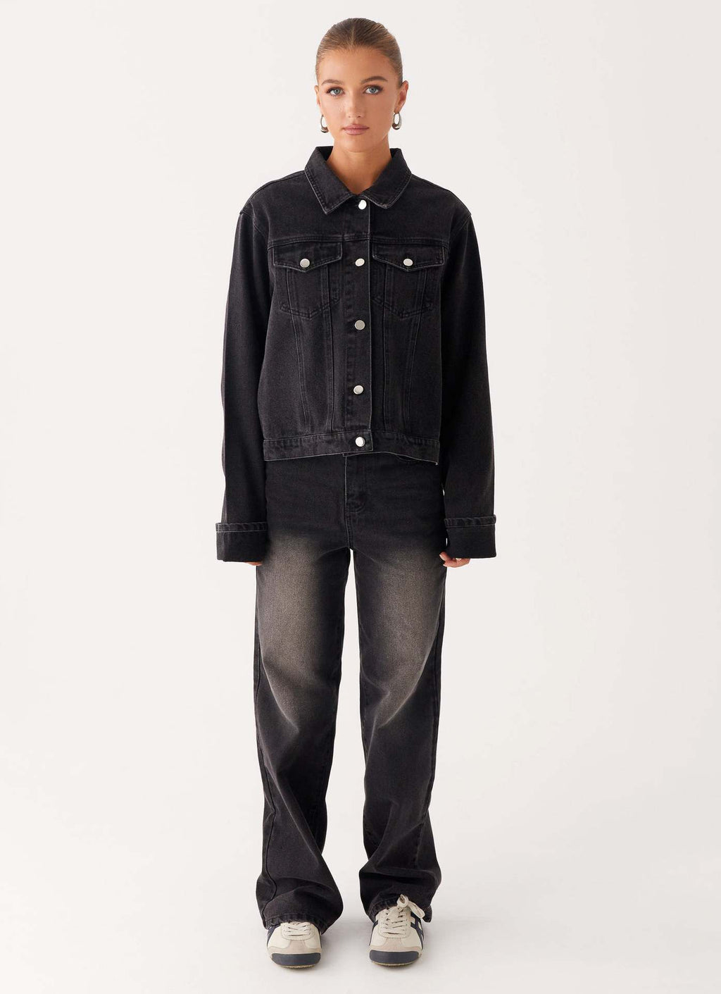 Veste en jean noire pour femme, boutonnage central, poches avant et col chemise.