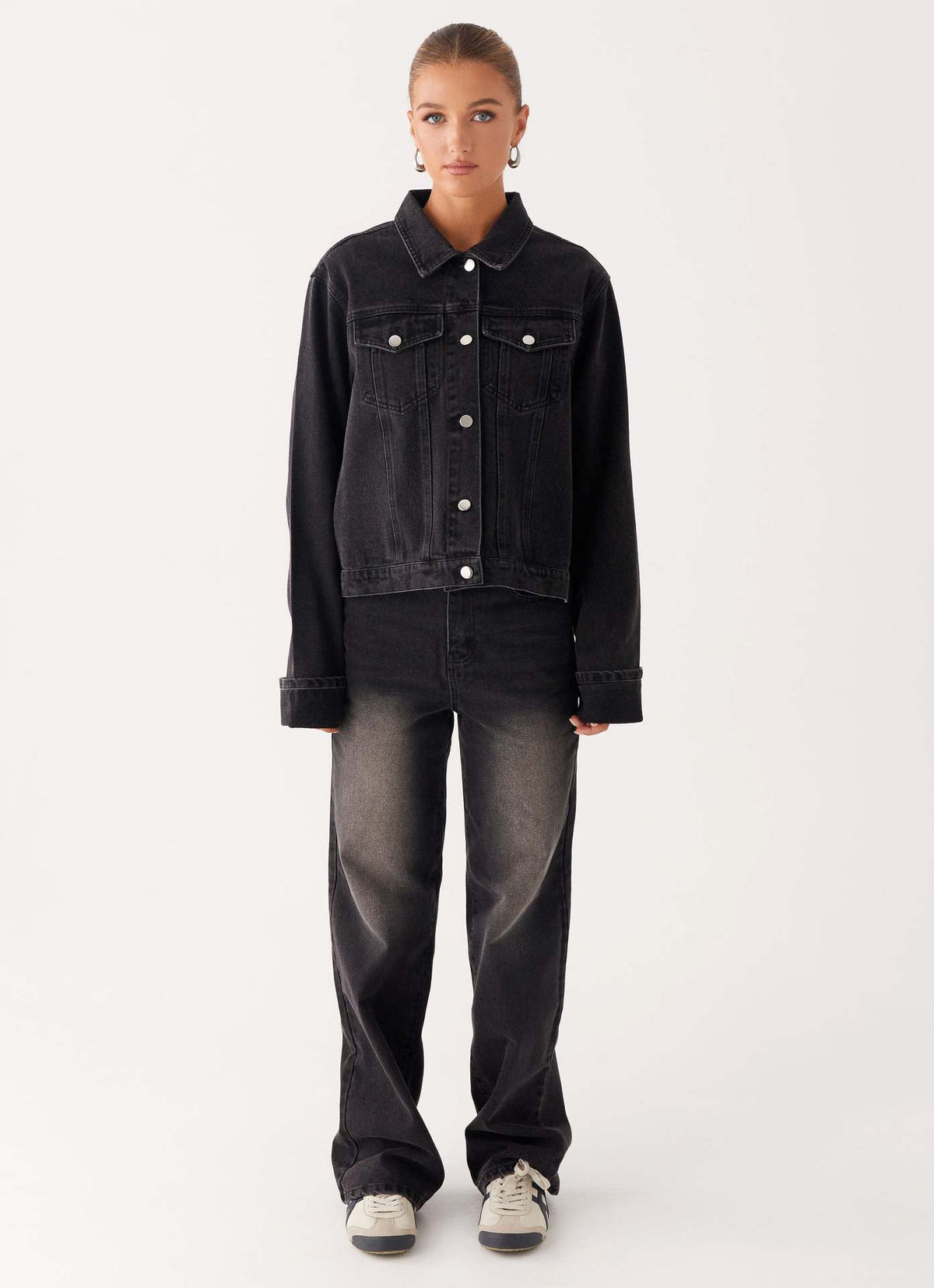 Veste en jean noire pour femme, boutonnage central, poches avant et col chemise.