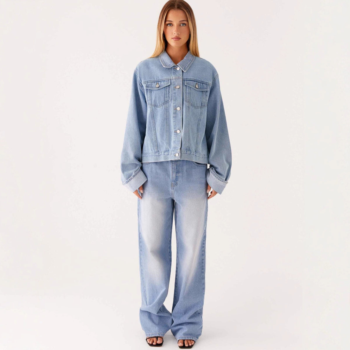 Veste en jean bleu clair pour femme, col chemise, boutonnage, poches avant.