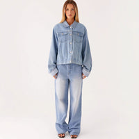 Veste en jean bleu clair pour femme, col chemise, boutonnage, poches avant.