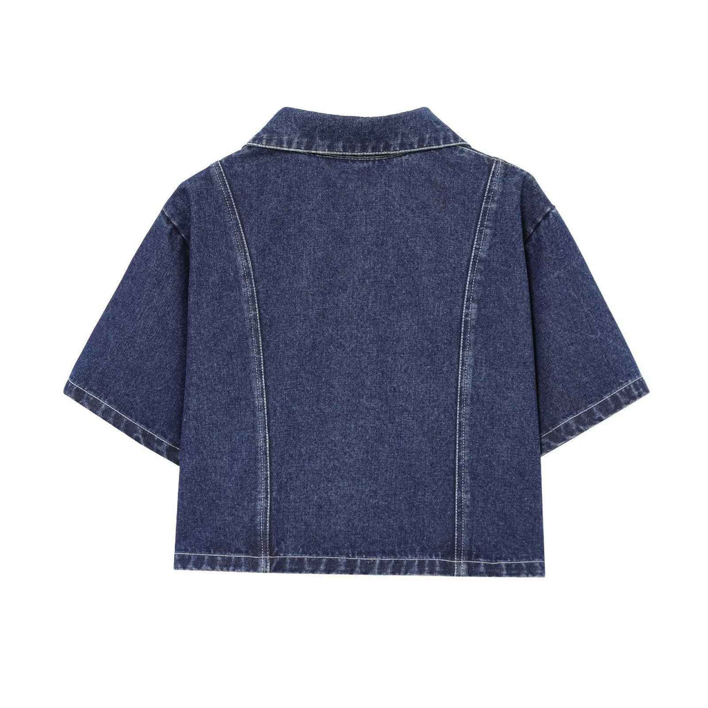 Veste en jean bleu foncé, dos droit avec couture centrale et empiècements