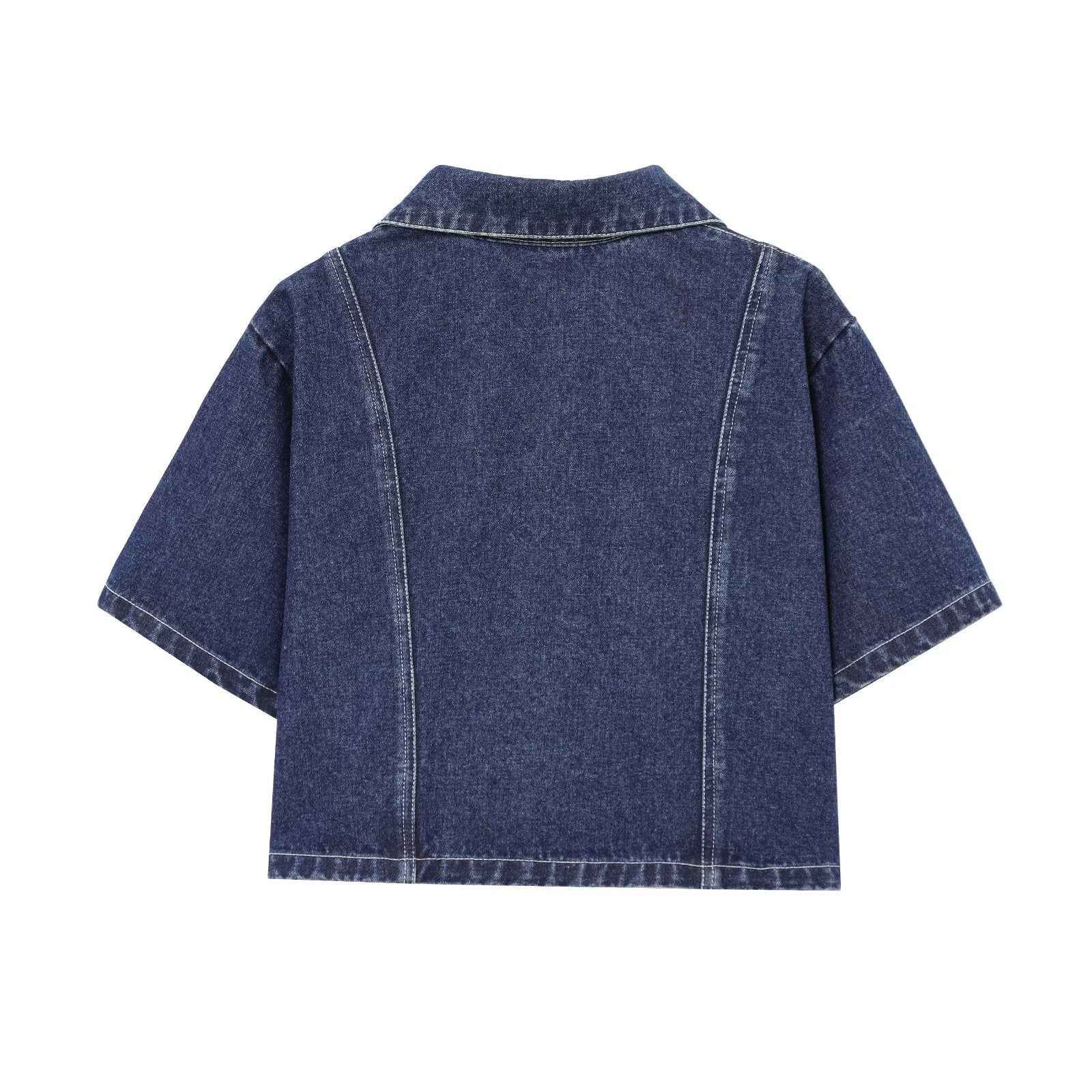 Veste en jean bleu foncé, dos droit avec couture centrale et empiècements