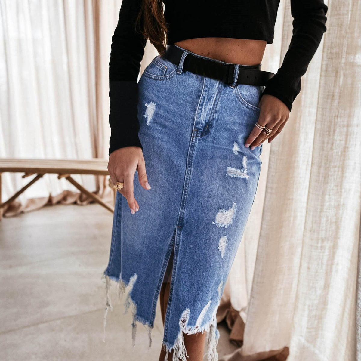 Jupe en jean bleue taille haute, effet délavé, trous et ourlet frangé