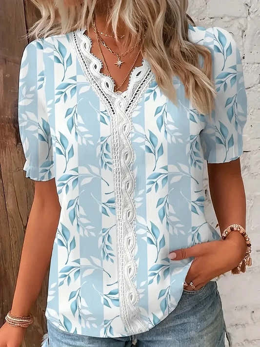 Chemise femme bleu clair col V dentelle ajourée, manches bouffantes, motif feuillage