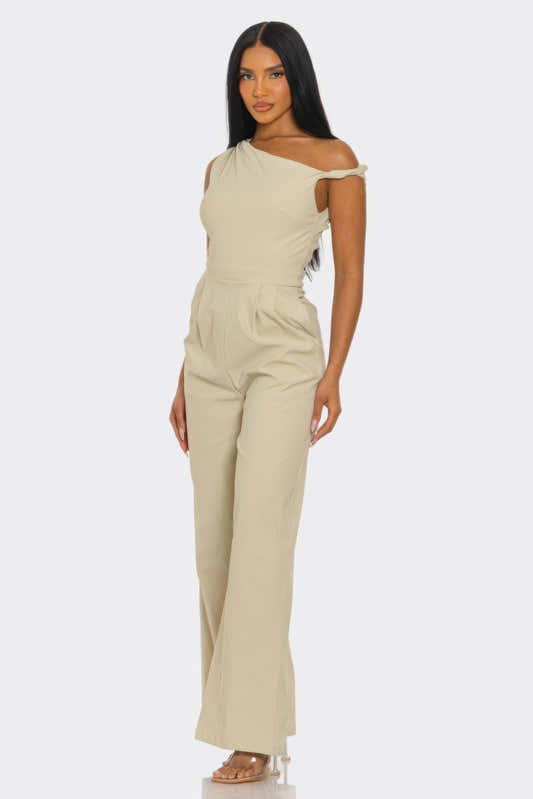 Combinaison femme une épaule beige, buste ajusté et pantalon évasé