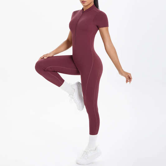 Combinaison de sport femme bordeaux, manches courtes, fermeture zippée et dos nu