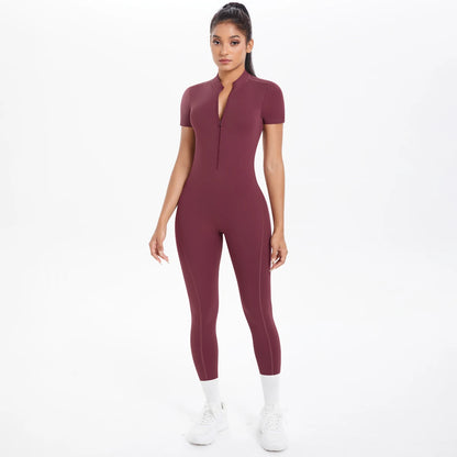 Combinaison de sport femme bordeaux, manches courtes, zip au devant, jambes fuselées