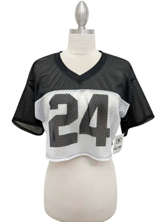 Haut court en jersey mesh noir, encolure V, manches courtes, numéro 24 blanc sur l’avant