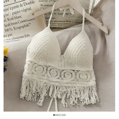 Crop top en dentelle crochet blanc cassé, bretelles fines, ourlet frangé et motif spirales.